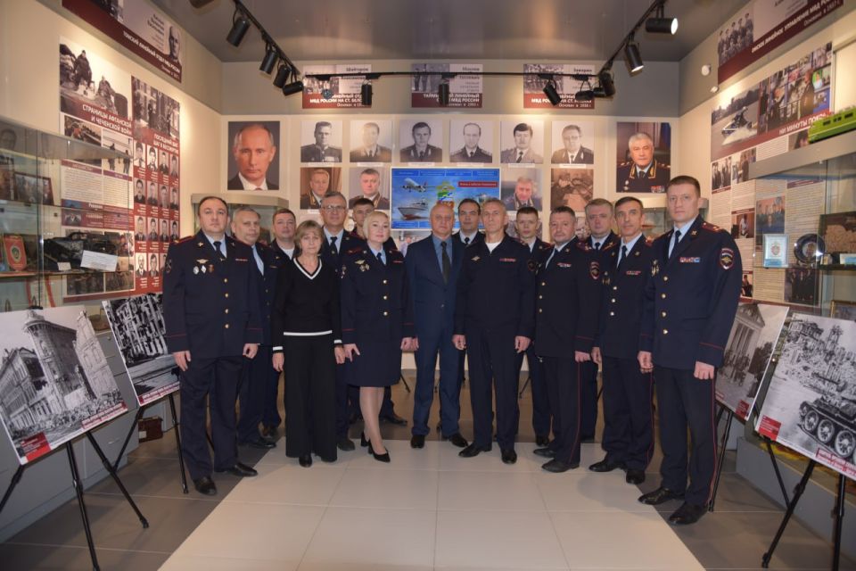 В транспортной полиции Сибири состоялось торжественное открытие фотопроекта «Летописцы истории — Спираль времени сквозь объективы фотокамер» В транспортной полиции Сибири состоялось торжественное открытие фотопроекта «Летописцы истории — Спираль времени сквозь объективы фотокамер»