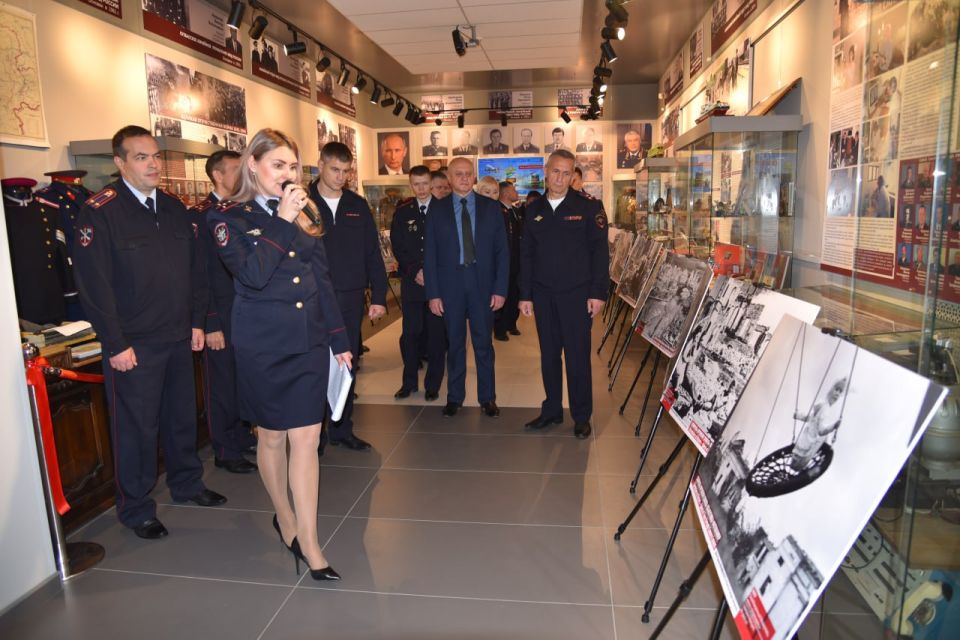 В транспортной полиции Сибири состоялось торжественное открытие фотопроекта «Летописцы истории — Спираль времени сквозь объективы фотокамер» В транспортной полиции Сибири состоялось торжественное открытие фотопроекта «Летописцы истории — Спираль времени сквозь объективы фотокамер»