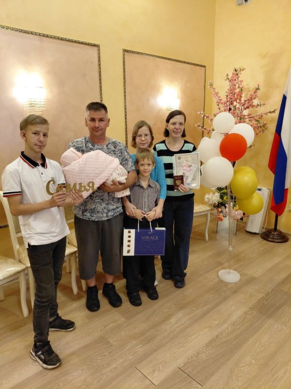 Алуштинский городской отдел ЗАГС поздравил многодетную семью Елены Витальевны Кудреватых с рождением восьмого ребенка: дочери Юлианы Алуштинский городской отдел ЗАГС поздравил многодетную семью Елены Витальевны Кудреватых с рождением восьмого ребенка: дочери Юлианы