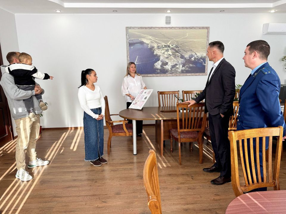 Александр Дудинов: 16 октября в администрации Черноморского района состоялось важное и радостное событие - церемония вручения ключей от благоустроенной квартиры Екатерине Туралиной, гражданке из числа детей-сирот и детей... Александр Дудинов: 16 октября в администрации Черноморского района состоялось важное и радостное событие - церемония вручения ключей от благоустроенной квартиры Екатерине Туралиной, гражданке из числа детей-сирот и детей...