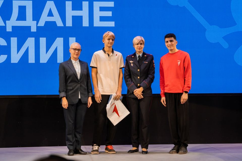 Севастопольские полицейские приняли участие в церемонии вручения первых паспортов граждан Российской Федерации Севастопольские полицейские приняли участие в церемонии вручения первых паспортов граждан Российской Федерации