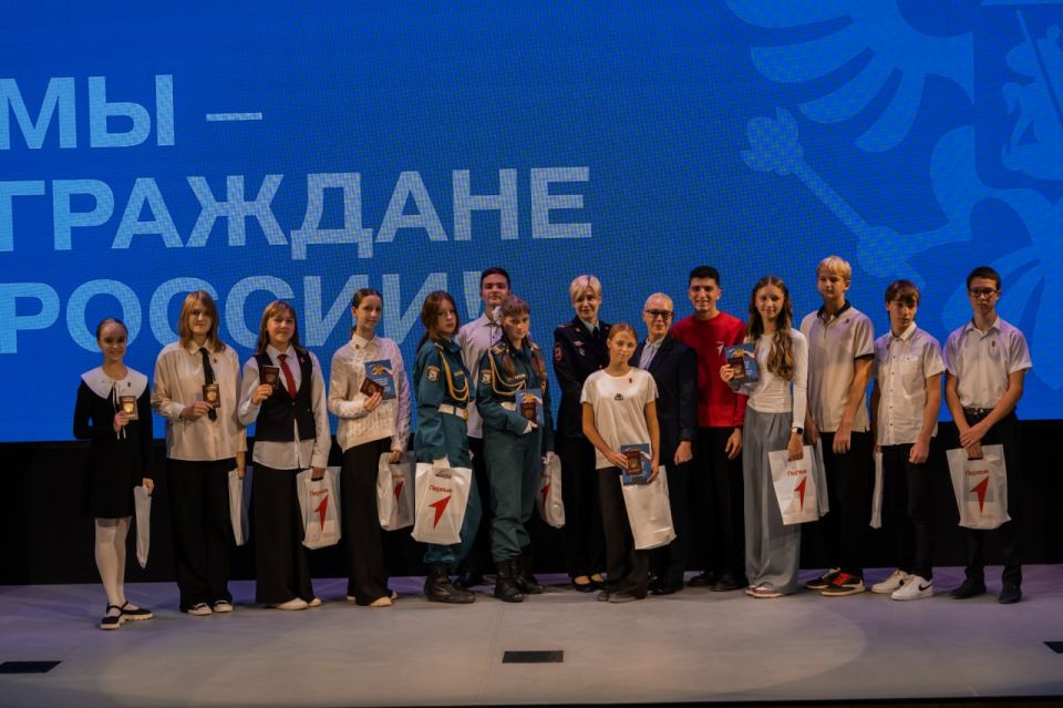 Севастопольские полицейские приняли участие в церемонии вручения первых паспортов граждан Российской Федерации