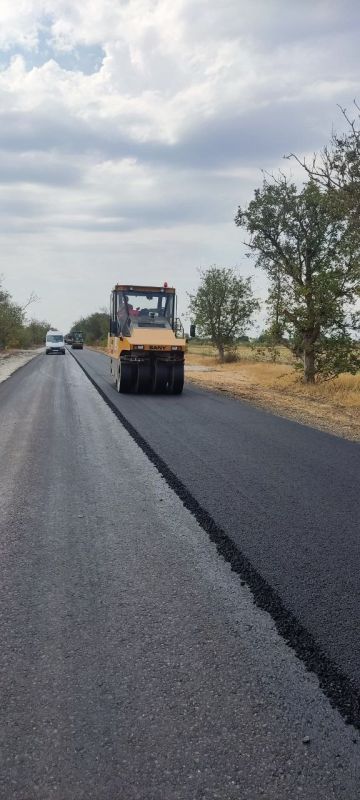 На дороге Восход-Заря начали укладывать верхний слой асфальта На дороге Восход-Заря начали укладывать верхний слой асфальта