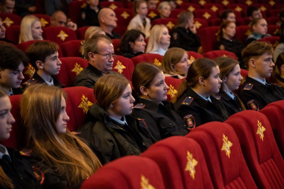 В Управлении МВД России по г. Севастополю для сотрудников и кадет ОВД организовали лекцию о сохранении традиционных духовных ценностей В Управлении МВД России по г. Севастополю для сотрудников и кадет ОВД организовали лекцию о сохранении традиционных духовных ценностей