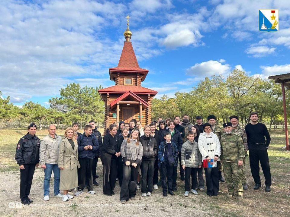 В гостях у казаков. 30 юных севастопольцев погрузились в культуру казачества в лагере в Терновке — ребята встретились с участниками СВО и осмотрели современное снаряжение В гостях у казаков. 30 юных севастопольцев погрузились в культуру казачества в лагере в Терновке — ребята встретились с участниками СВО и осмотрели современное снаряжение