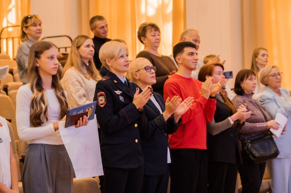 Севастопольские полицейские приняли участие в церемонии вручения первых паспортов граждан Российской Федерации Севастопольские полицейские приняли участие в церемонии вручения первых паспортов граждан Российской Федерации