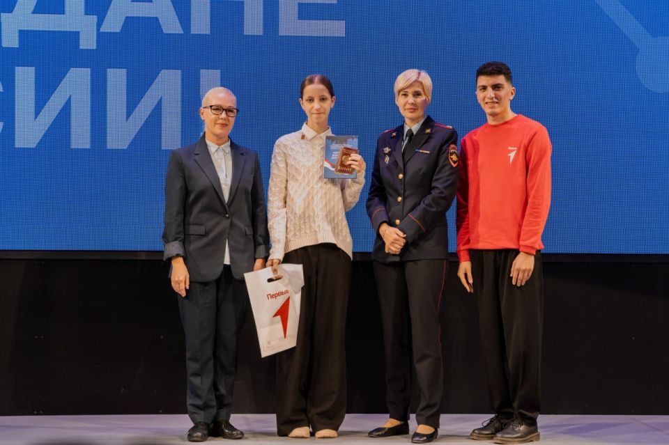 Севастопольские полицейские приняли участие в церемонии вручения первых паспортов граждан Российской Федерации Севастопольские полицейские приняли участие в церемонии вручения первых паспортов граждан Российской Федерации