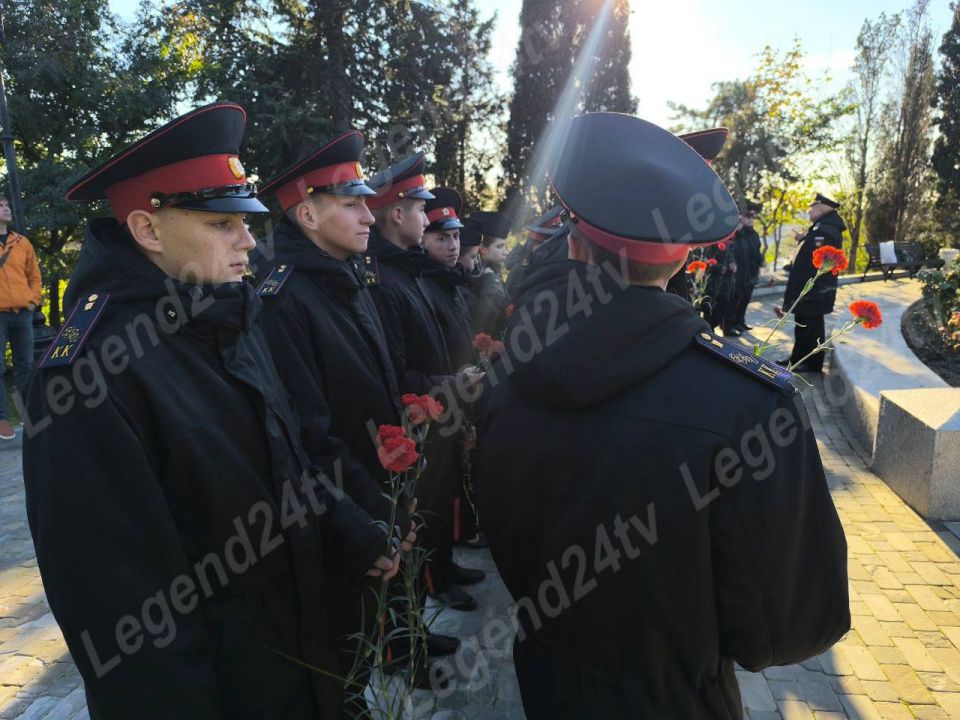 На Малаховом кургане у памятника Владимира Алексеевича Корнилова возложили цветы в честь 171 годовщины с дня смерти вице-адмирала На Малаховом кургане у памятника Владимира Алексеевича Корнилова возложили цветы в честь 171 годовщины с дня смерти вице-адмирала