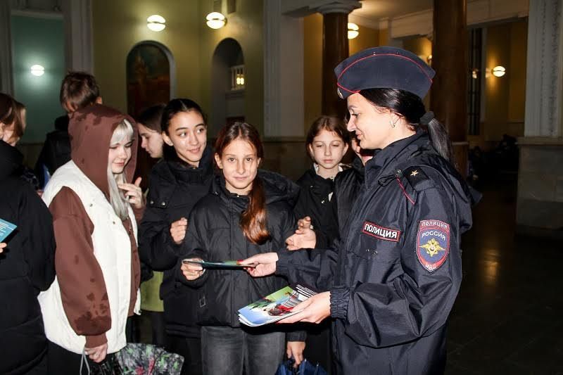 В Симферополе транспортные полицейские организовали для детей познавательную экскурсию