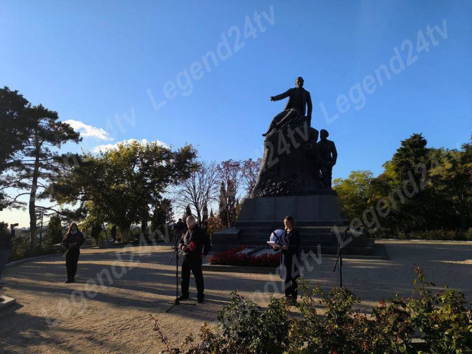 На Малаховом кургане у памятника Владимира Алексеевича Корнилова возложили цветы в честь 171 годовщины с дня смерти вице-адмирала На Малаховом кургане у памятника Владимира Алексеевича Корнилова возложили цветы в честь 171 годовщины с дня смерти вице-адмирала