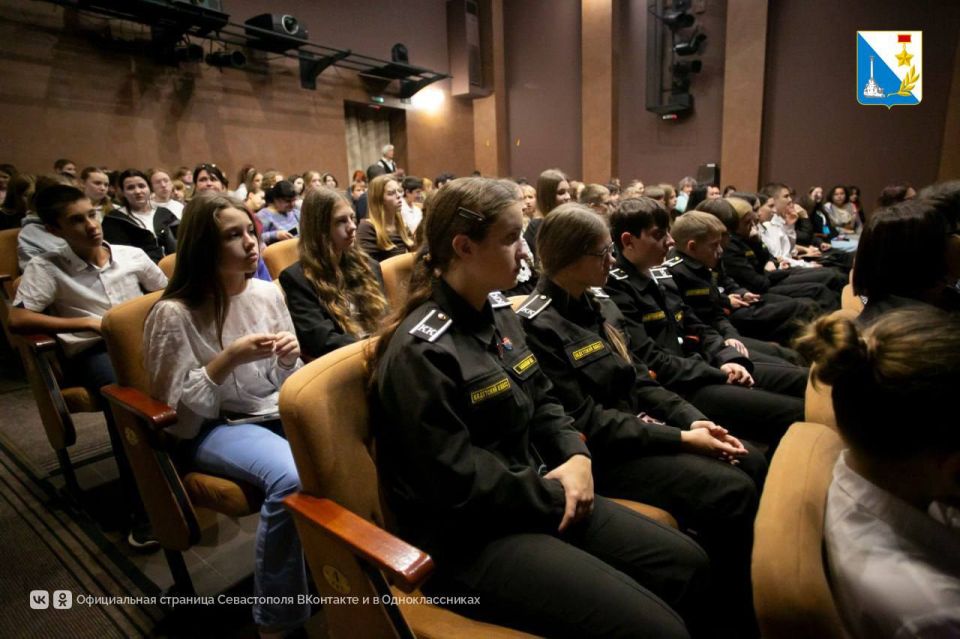Театр — детям!. В рамках проекта «Театральная среда» школьникам и ученикам театральных студий показали спектакль по комедии Фонвизина «Недоросль» Театр — детям!. В рамках проекта «Театральная среда» школьникам и ученикам театральных студий показали спектакль по комедии Фонвизина «Недоросль»