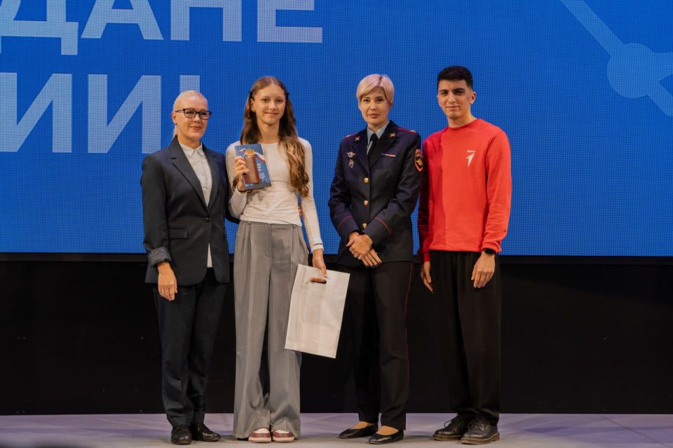 Севастопольские полицейские приняли участие в церемонии вручения первых паспортов граждан Российской Федерации Севастопольские полицейские приняли участие в церемонии вручения первых паспортов граждан Российской Федерации