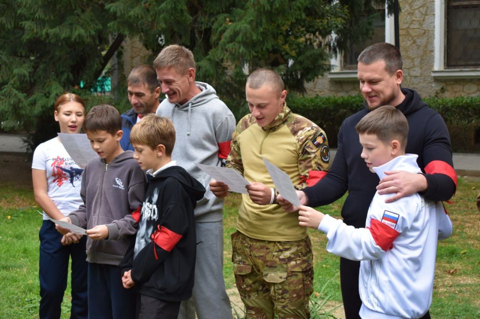 «Мой папа — Защитник!». Под таким трогательным девизом в преддверии Дня отца в МОУ ДО «Центр детского творчества» состоялся незабываемый праздник, приуроченный 80-летию Великой Победы, где папы и дети объединились в команды... «Мой папа — Защитник!». Под таким трогательным девизом в преддверии Дня отца в МОУ ДО «Центр детского творчества» состоялся незабываемый праздник, приуроченный 80-летию Великой Победы, где папы и дети объединились в команды...
