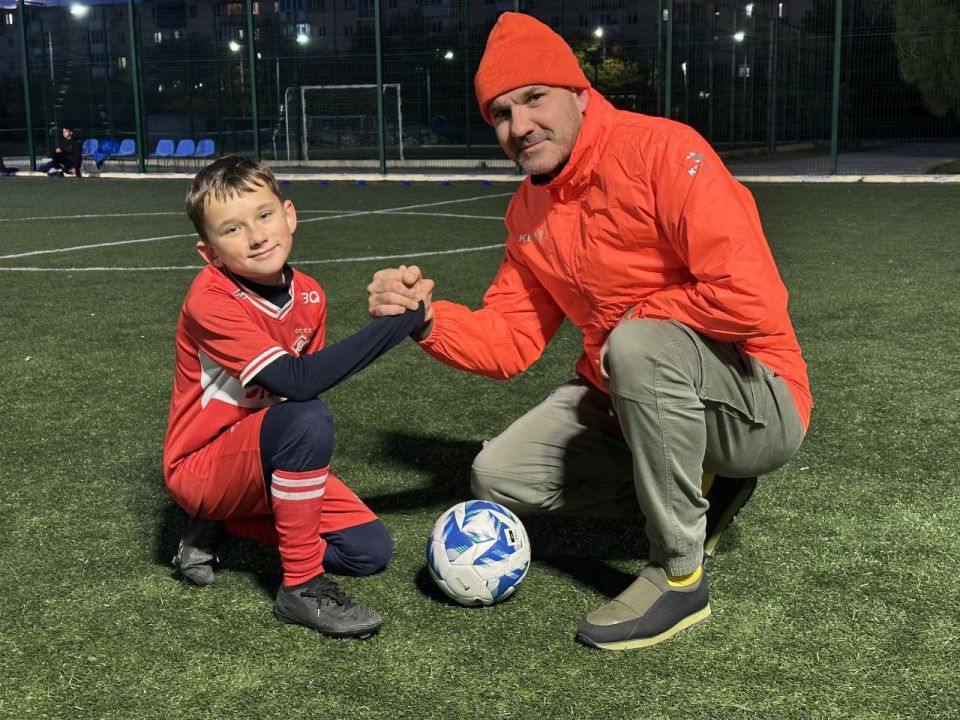 #сПапойВместе. На фотографии запечатлен начальник отделения по делам несовершеннолетних ОУУП и ПДН ОМВД России по г. Евпатории, подполковник полиции Алексей Зиньков, вместе со своим 11-летним сыном Кириллом