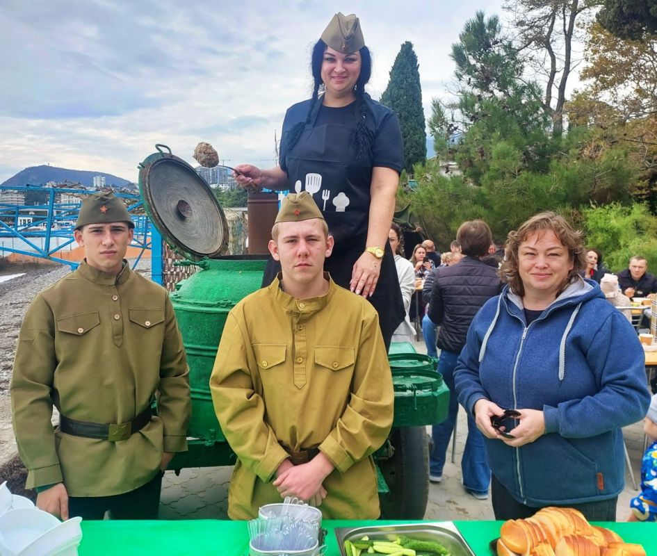 «Мой папа — Защитник!». Под таким трогательным девизом в преддверии Дня отца в МОУ ДО «Центр детского творчества» состоялся незабываемый праздник, приуроченный 80-летию Великой Победы, где папы и дети объединились в команды... «Мой папа — Защитник!». Под таким трогательным девизом в преддверии Дня отца в МОУ ДО «Центр детского творчества» состоялся незабываемый праздник, приуроченный 80-летию Великой Победы, где папы и дети объединились в команды...