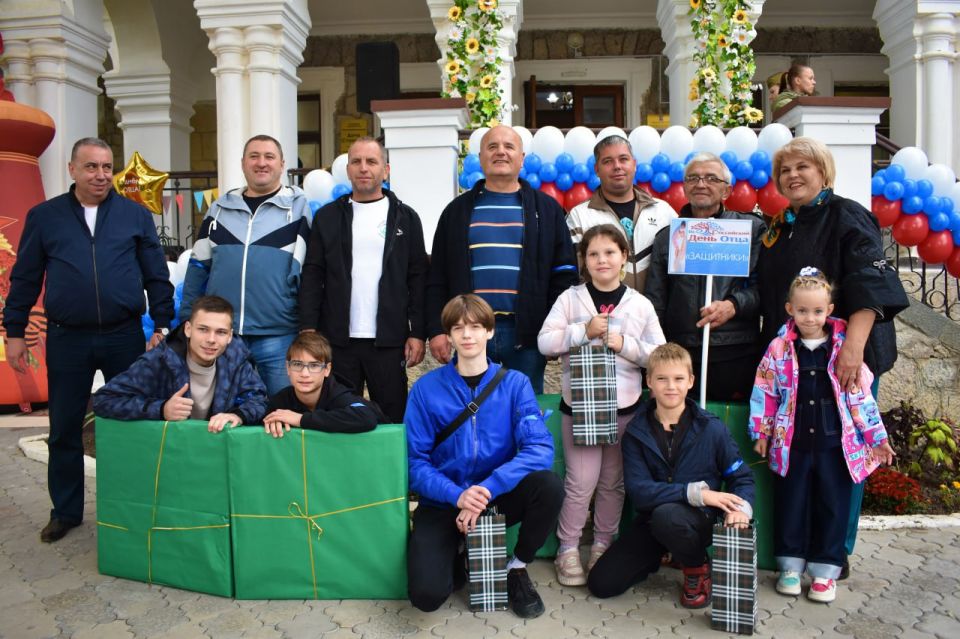 «Мой папа — Защитник!». Под таким трогательным девизом в преддверии Дня отца в МОУ ДО «Центр детского творчества» состоялся незабываемый праздник, приуроченный 80-летию Великой Победы, где папы и дети объединились в команды... «Мой папа — Защитник!». Под таким трогательным девизом в преддверии Дня отца в МОУ ДО «Центр детского творчества» состоялся незабываемый праздник, приуроченный 80-летию Великой Победы, где папы и дети объединились в команды...