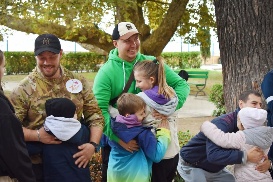 «Мой папа — Защитник!». Под таким трогательным девизом в преддверии Дня отца в МОУ ДО «Центр детского творчества» состоялся незабываемый праздник, приуроченный 80-летию Великой Победы, где папы и дети объединились в команды...