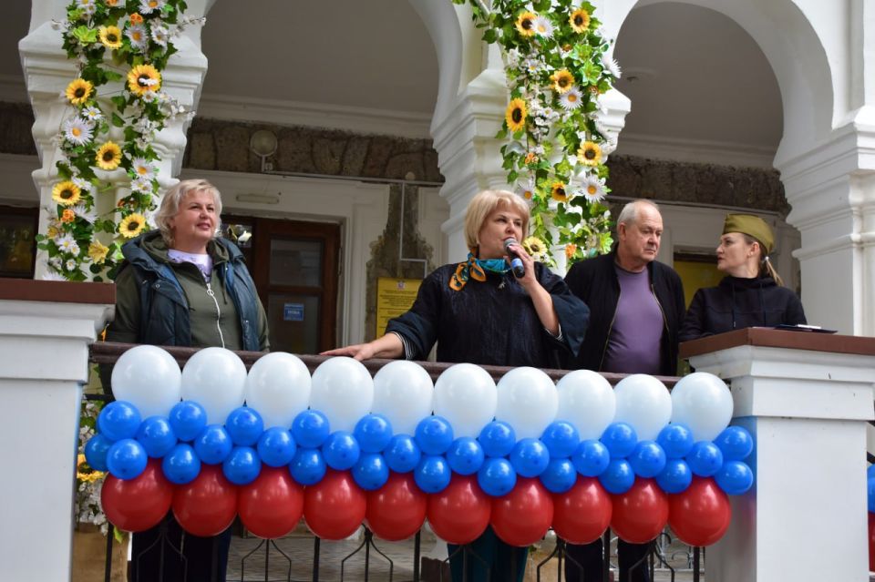 «Мой папа — Защитник!». Под таким трогательным девизом в преддверии Дня отца в МОУ ДО «Центр детского творчества» состоялся незабываемый праздник, приуроченный 80-летию Великой Победы, где папы и дети объединились в команды... «Мой папа — Защитник!». Под таким трогательным девизом в преддверии Дня отца в МОУ ДО «Центр детского творчества» состоялся незабываемый праздник, приуроченный 80-летию Великой Победы, где папы и дети объединились в команды...