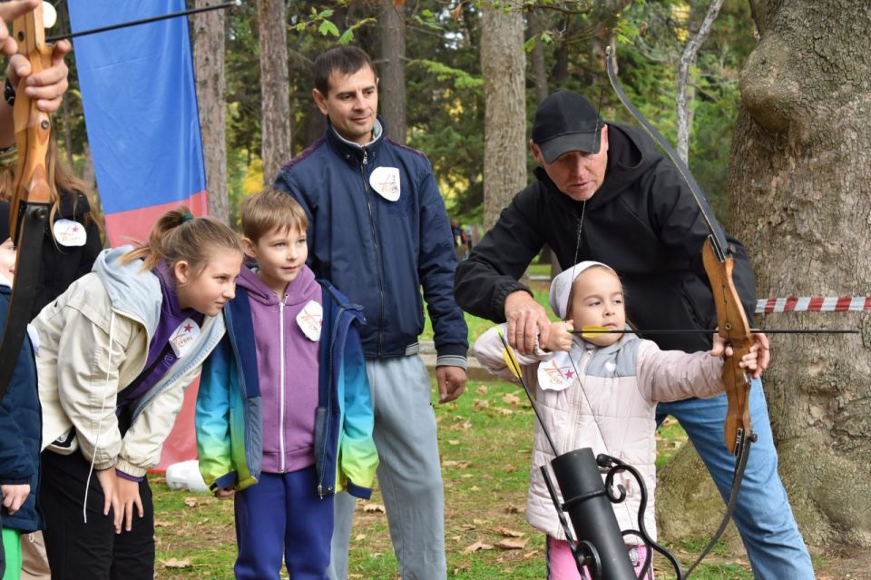 «Мой папа — Защитник!». Под таким трогательным девизом в преддверии Дня отца в МОУ ДО «Центр детского творчества» состоялся незабываемый праздник, приуроченный 80-летию Великой Победы, где папы и дети объединились в команды... «Мой папа — Защитник!». Под таким трогательным девизом в преддверии Дня отца в МОУ ДО «Центр детского творчества» состоялся незабываемый праздник, приуроченный 80-летию Великой Победы, где папы и дети объединились в команды...
