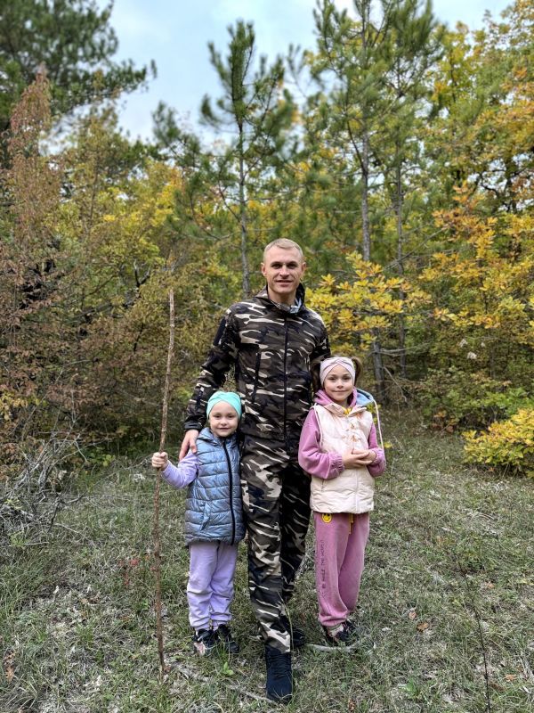 #сПапойВместе. Наш папа – сильный и смелый! Мы обожаем гулять в лесу, собирать грибы и наслаждаться красивыми видами нашего родного Бахчисарайского района! – так отзываются о своем отце Полина и Анна