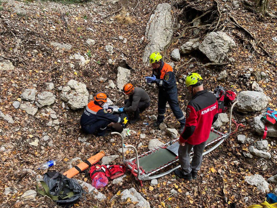 Более суток крымские спасатели искали пострадавшего туриста в горно-лесной зоне ГО Ялта
