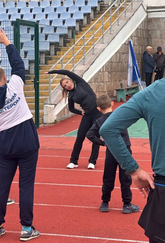 Ольга Торубарова: На зарядку становись!!!. Сотрудники Генбанка Республики Крым вместе со своими семьями разогрелись и размялись перед сдачей норм ГТО! Дорогие мои! Такие семейные встречи - всегда душевные и запоминающиеся! ... Ольга Торубарова: На зарядку становись!!!. Сотрудники Генбанка Республики Крым вместе со своими семьями разогрелись и размялись перед сдачей норм ГТО! Дорогие мои! Такие семейные встречи - всегда душевные и запоминающиеся! ...
