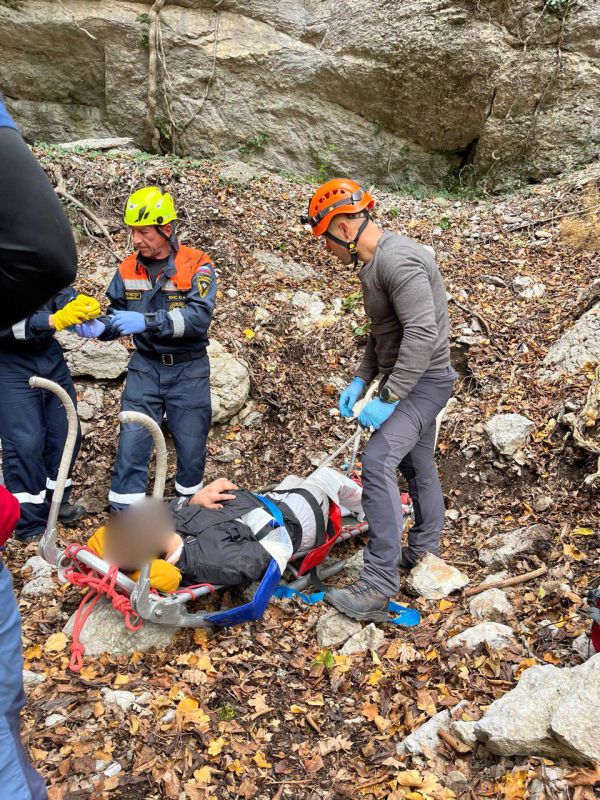 Более суток крымские спасатели искали туриста, пострадавшего в горно-лесной зоне Большой Ялты Более суток крымские спасатели искали туриста, пострадавшего в горно-лесной зоне Большой Ялты