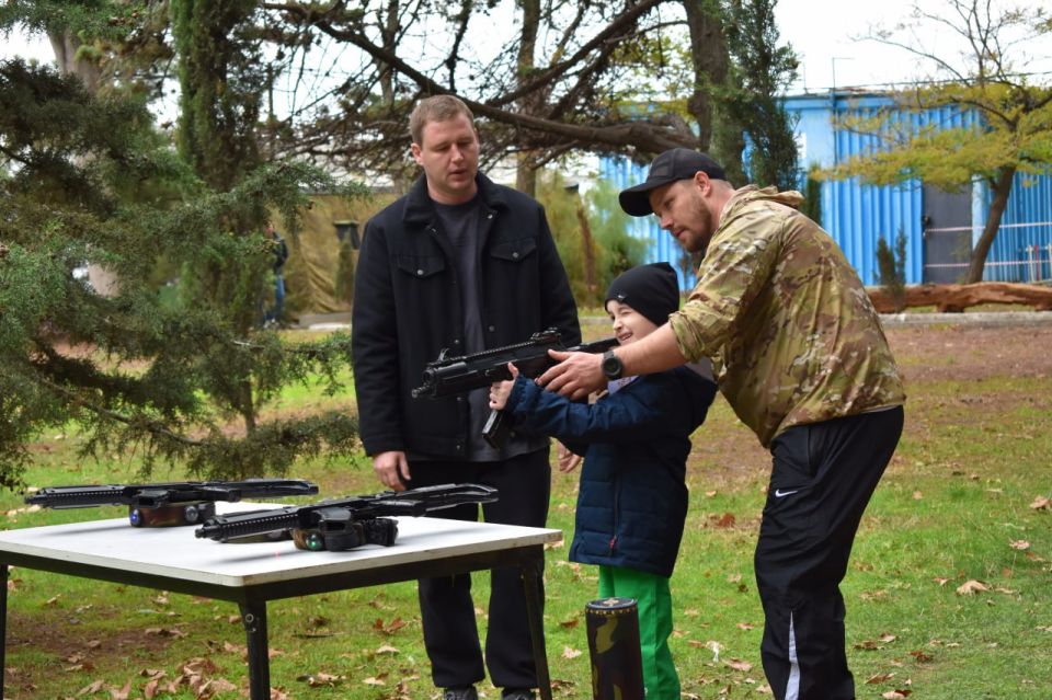«Мой папа — Защитник!». Под таким трогательным девизом в преддверии Дня отца в МОУ ДО «Центр детского творчества» состоялся незабываемый праздник, приуроченный 80-летию Великой Победы, где папы и дети объединились в команды... «Мой папа — Защитник!». Под таким трогательным девизом в преддверии Дня отца в МОУ ДО «Центр детского творчества» состоялся незабываемый праздник, приуроченный 80-летию Великой Победы, где папы и дети объединились в команды...