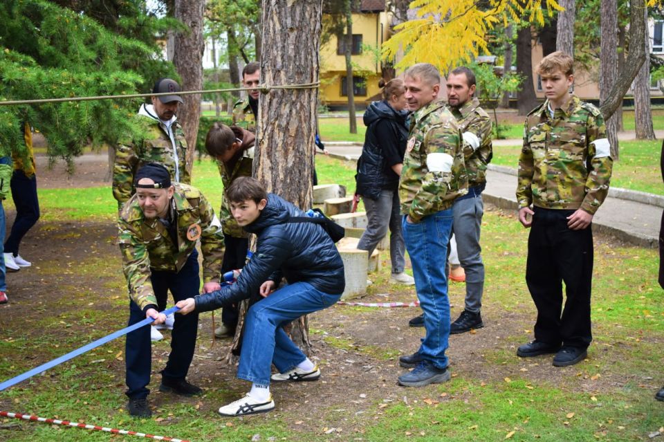 «Мой папа — Защитник!». Под таким трогательным девизом в преддверии Дня отца в МОУ ДО «Центр детского творчества» состоялся незабываемый праздник, приуроченный 80-летию Великой Победы, где папы и дети объединились в команды... «Мой папа — Защитник!». Под таким трогательным девизом в преддверии Дня отца в МОУ ДО «Центр детского творчества» состоялся незабываемый праздник, приуроченный 80-летию Великой Победы, где папы и дети объединились в команды...