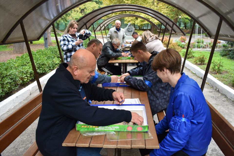 «Мой папа — Защитник!». Под таким трогательным девизом в преддверии Дня отца в МОУ ДО «Центр детского творчества» состоялся незабываемый праздник, приуроченный 80-летию Великой Победы, где папы и дети объединились в команды... «Мой папа — Защитник!». Под таким трогательным девизом в преддверии Дня отца в МОУ ДО «Центр детского творчества» состоялся незабываемый праздник, приуроченный 80-летию Великой Победы, где папы и дети объединились в команды...