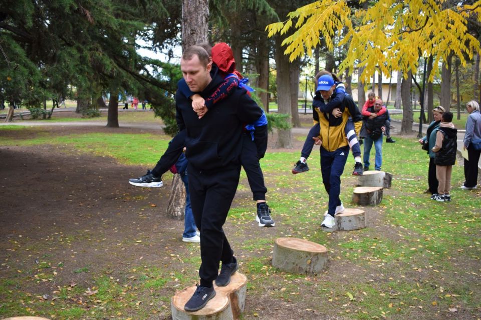 «Мой папа — Защитник!». Под таким трогательным девизом в преддверии Дня отца в МОУ ДО «Центр детского творчества» состоялся незабываемый праздник, приуроченный 80-летию Великой Победы, где папы и дети объединились в команды... «Мой папа — Защитник!». Под таким трогательным девизом в преддверии Дня отца в МОУ ДО «Центр детского творчества» состоялся незабываемый праздник, приуроченный 80-летию Великой Победы, где папы и дети объединились в команды...