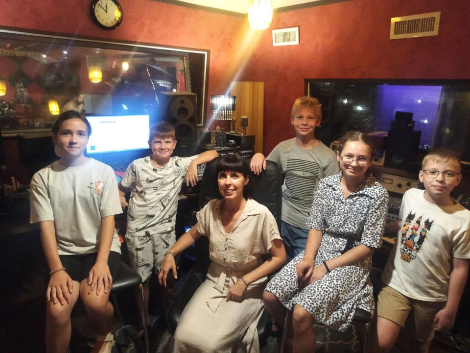 Наши подшефные кадеты 6-Б класса под руководством Марины Андреевой и при поддержке директора школы №6 Натальи Терещенко заняли третье место в масштабном конкурсе-флешмобе «Победа за нами!», обойдя десятки команд со всей... Наши подшефные кадеты 6-Б класса под руководством Марины Андреевой и при поддержке директора школы №6 Натальи Терещенко заняли третье место в масштабном конкурсе-флешмобе «Победа за нами!», обойдя десятки команд со всей...