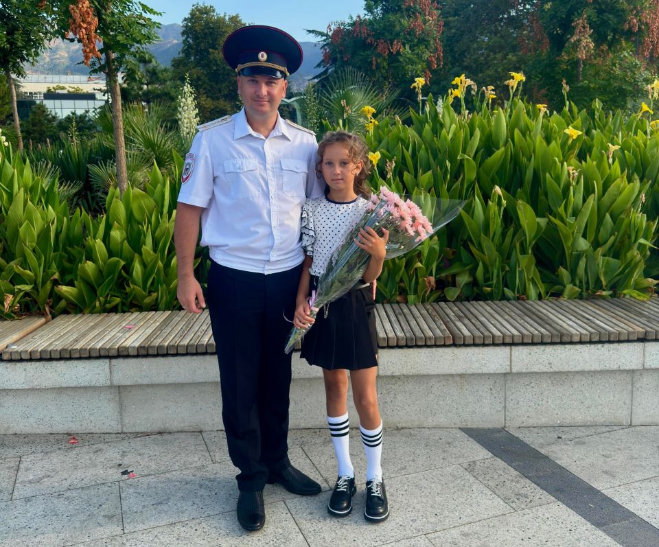 #сПапойВместе. На фото изображен старший специалист группы материально-технического обеспечения отдельной роты патрульно-постовой службы полиции УМВД России по г.Ялте, капитан полиции Денис Гулевский вместе с дочерью Надеждой