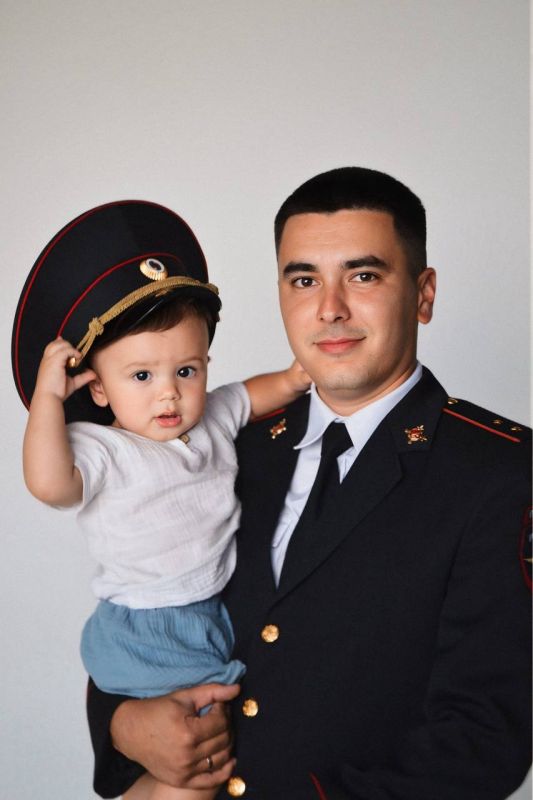 #сПапойВместе. На фото, прапорщик полиции Дилявер Муртазаев – полицейский (водитель) группы по обеспечению мер безопасности и антитеррористической защищенности объектов органов внутренних дел МО МВД России «Джанкойский» и...