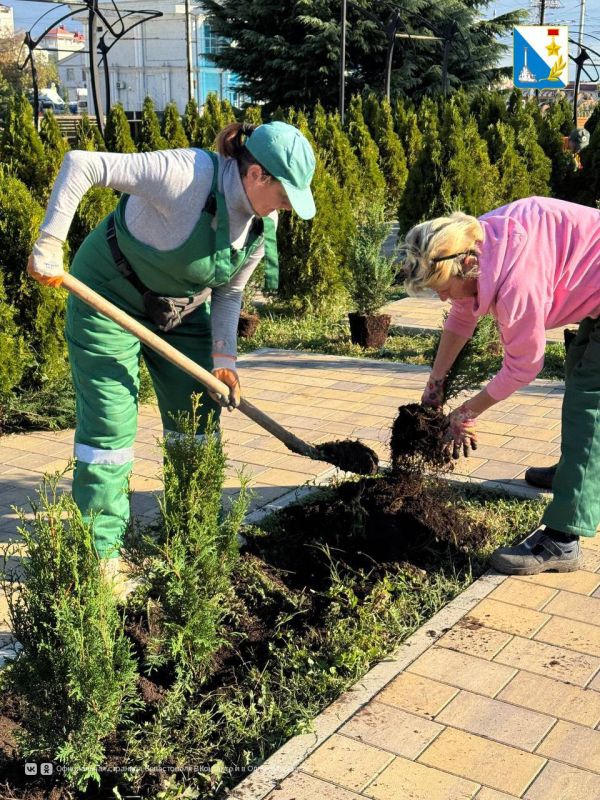 Озеленяем город. Эти кадры показывают с какой любовью специалисты «Парков и скверов» любовью благоустраивают город Озеленяем город. Эти кадры показывают с какой любовью специалисты «Парков и скверов» любовью благоустраивают город