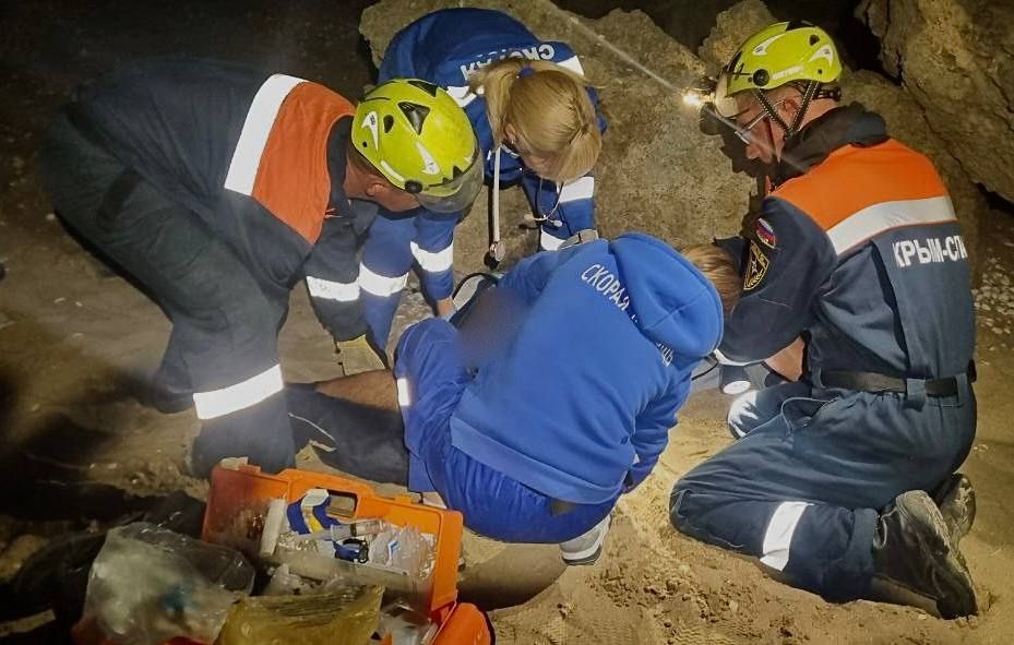 Сотрудники "КРЫМ-СПАС" оказали помощь мужчине, который сорвался в пещеру в Ленинском районе