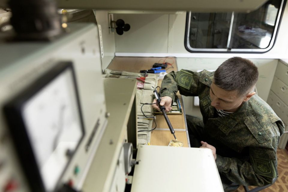 Аксенов поздравил военных связистов с профессиональным праздником Аксенов поздравил военных связистов с профессиональным праздником