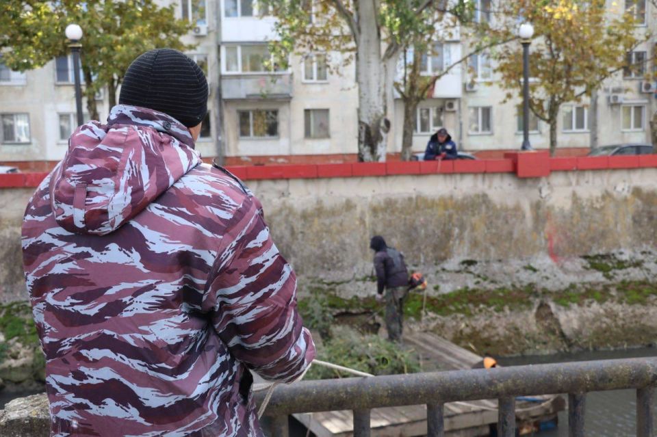 В Керчи ведутся работы по очистке реки Мелек-Чесме в рамках соответствующего контракта с подрядной организацией В Керчи ведутся работы по очистке реки Мелек-Чесме в рамках соответствующего контракта с подрядной организацией