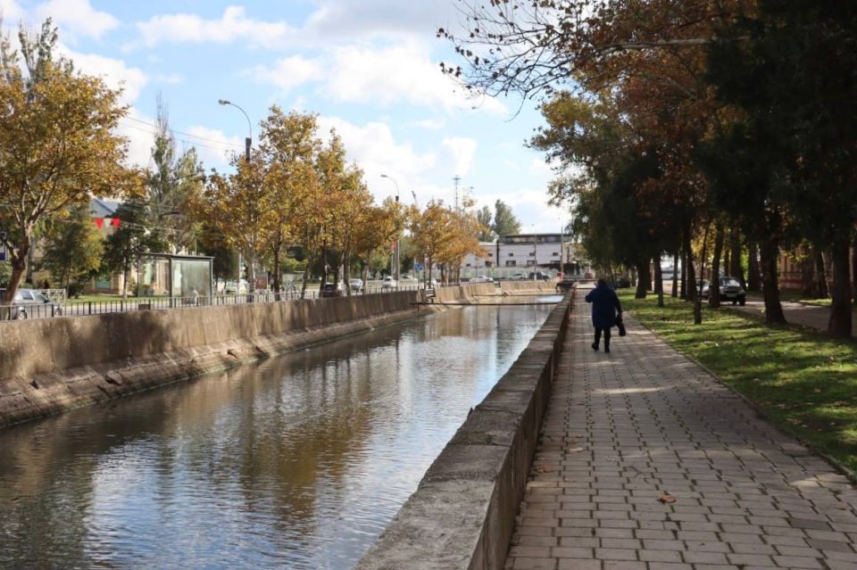В Керчи ведутся работы по очистке реки Мелек-Чесме в рамках соответствующего контракта с подрядной организацией В Керчи ведутся работы по очистке реки Мелек-Чесме в рамках соответствующего контракта с подрядной организацией