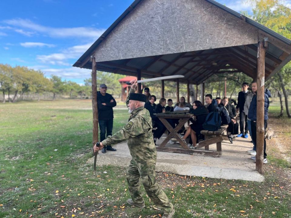 В Севастополе сотрудники полицейского наркоконтроля организовали экскурсию для подростков в казачий лагерь В Севастополе сотрудники полицейского наркоконтроля организовали экскурсию для подростков в казачий лагерь