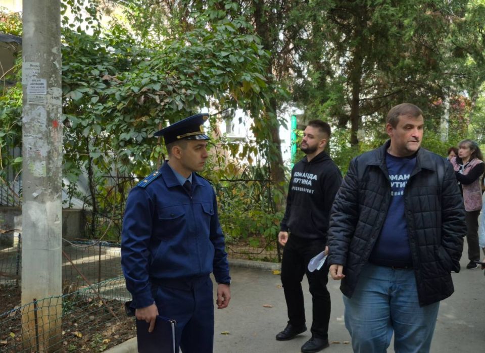 Прокуратура в Симферополе проверяет жалобы граждан, поступившие на «горячую линию» Прокуратура в Симферополе проверяет жалобы граждан, поступившие на «горячую линию»