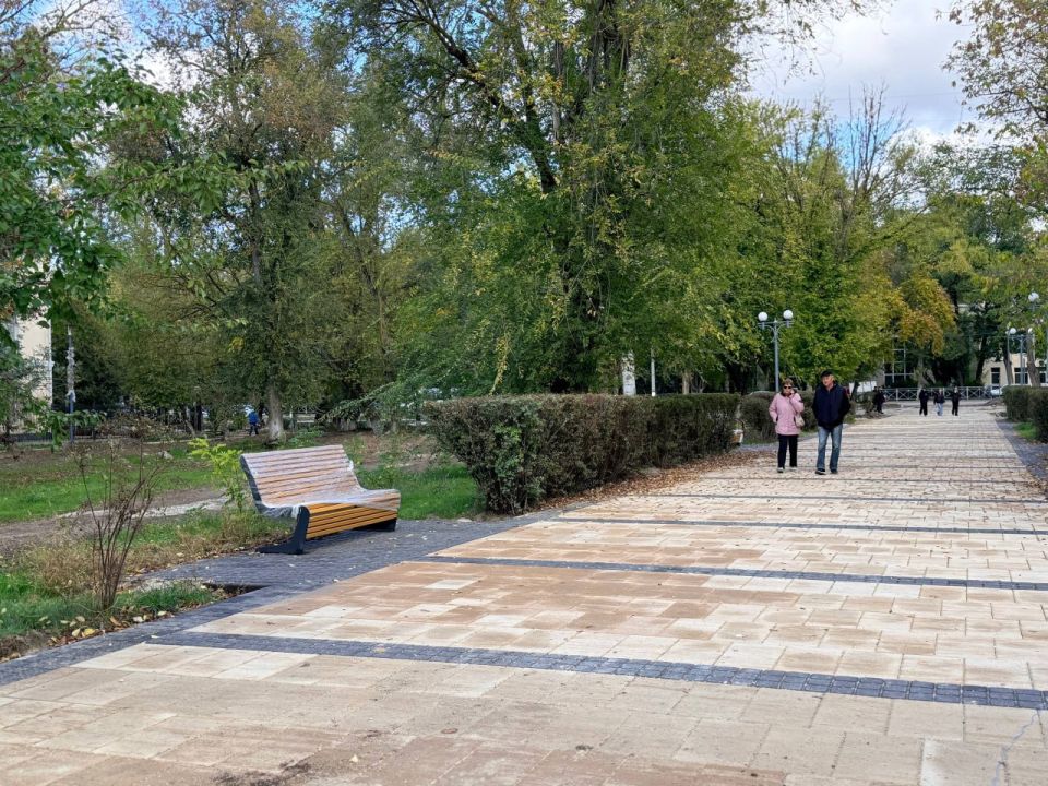 В парке им. Войкова (Приморском) устанавливают скамейки В парке им. Войкова (Приморском) устанавливают скамейки