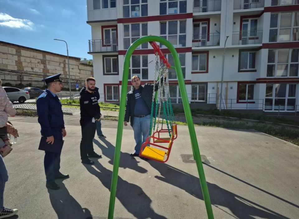 Прокуратура в Симферополе проверяет жалобы граждан, поступившие на «горячую линию» Прокуратура в Симферополе проверяет жалобы граждан, поступившие на «горячую линию»