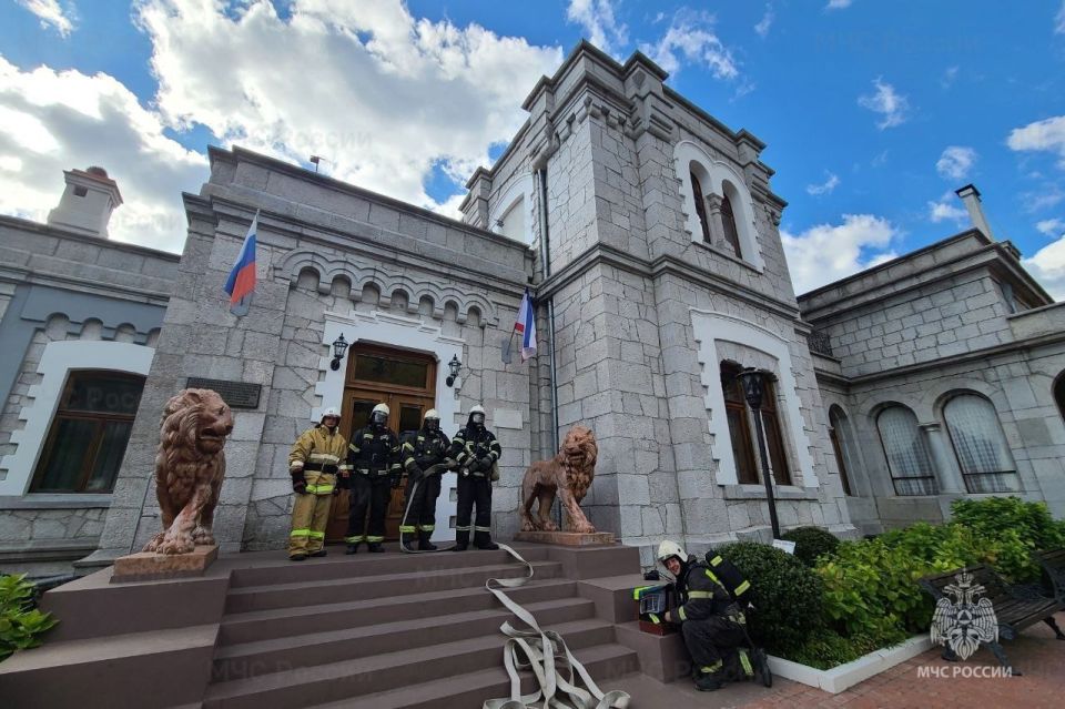 В "Юсуповском дворцово - парковом, садовом комплексе" ФГБУ "Комплекс "Крым" Управления делами Президента Российской Федерации ликвидировали условный пожар