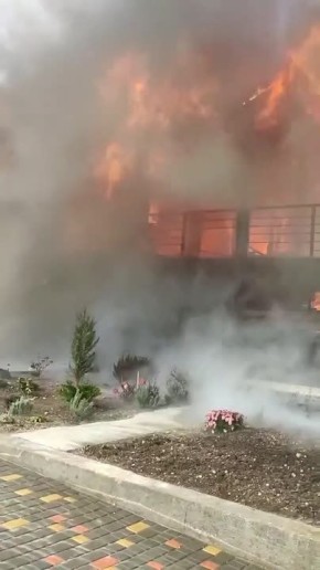Горящий частный дом потушили в Симферопольском районе
