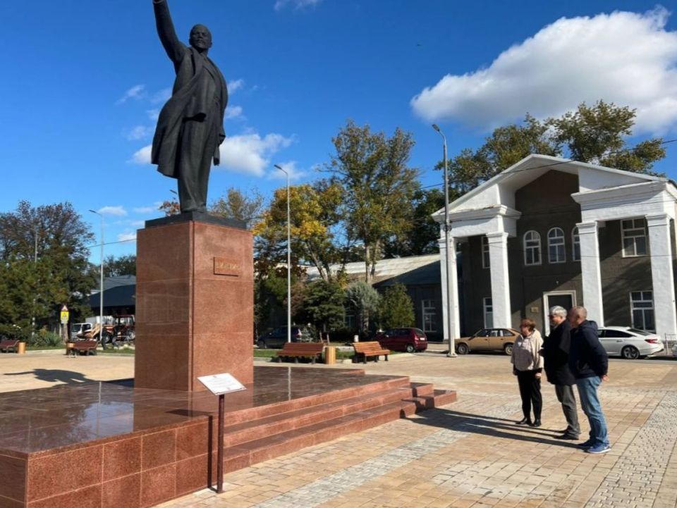 Игорь Ивин: Во второй половине дня совместно со своим первым заместителем Жанной Хмур осмотрел уже завершённую реставрацию памятника им. В.И.Ленина Игорь Ивин: Во второй половине дня совместно со своим первым заместителем Жанной Хмур осмотрел уже завершённую реставрацию памятника им. В.И.Ленина