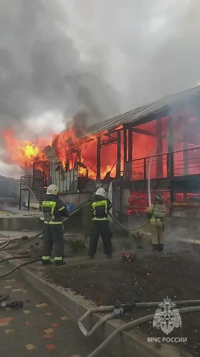 Огнеборцы МЧС России ликвидируют возгорание частного дома в Симферопольском районе