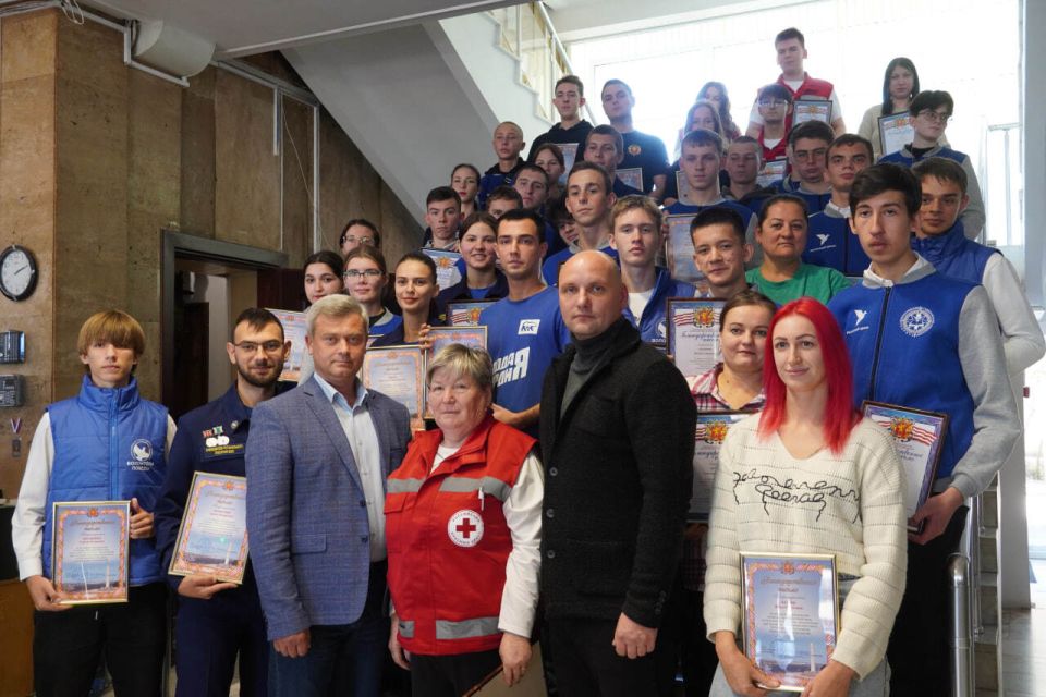 Более 40 керчан-добровольцев отметили наградами за помощь людям, ожидающим своей очереди на автоподходах к Крымскому мосту Более 40 керчан-добровольцев отметили наградами за помощь людям, ожидающим своей очереди на автоподходах к Крымскому мосту