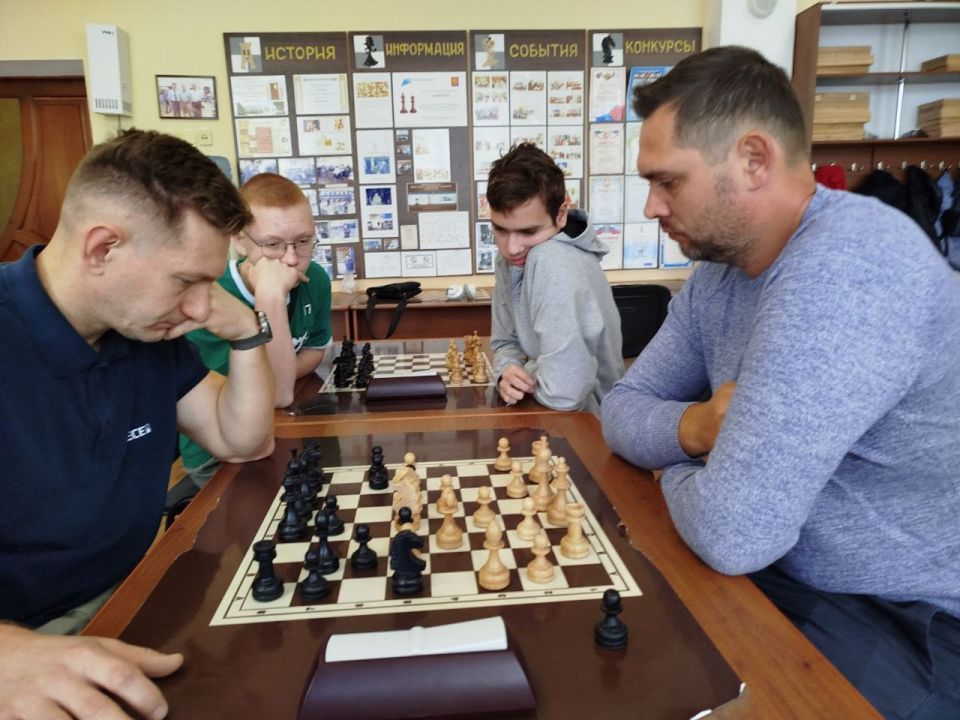 Семейный турнир. В шахматном клубе МБОУ «Школа-гимназия №1» состоялся турнир по шахматам среди семейных команд, посвященный Дню отца Семейный турнир. В шахматном клубе МБОУ «Школа-гимназия №1» состоялся турнир по шахматам среди семейных команд, посвященный Дню отца