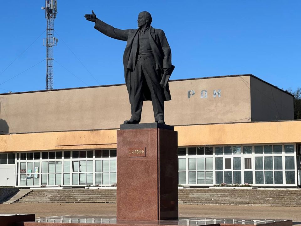 Игорь Ивин: Во второй половине дня совместно со своим первым заместителем Жанной Хмур осмотрел уже завершённую реставрацию памятника им. В.И.Ленина Игорь Ивин: Во второй половине дня совместно со своим первым заместителем Жанной Хмур осмотрел уже завершённую реставрацию памятника им. В.И.Ленина